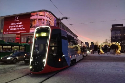 В Екатеринбурге на линию вышел новый светящийся трамвай