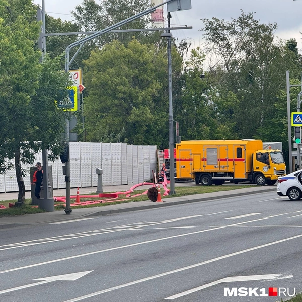 Дорогу перекрыли машиной полиции | Источник: MSK1.RU