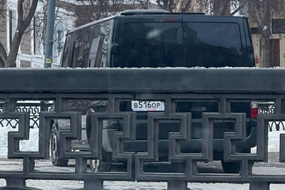 Штраф не помог: микроавтобус «ВОР» вновь на тротуаре