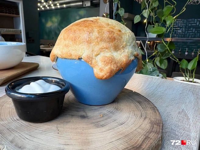 Это мясные пельмешки в соусе с куриной печенью под «шапочкой» в сибирском ресторане. Необычно и вкусно | Источник: Мария Токмакова 