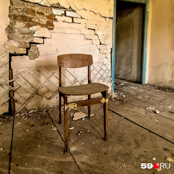Дом выглядит так, будто из него поспешно сбежали жильцы | Источник: Василина Любимова / 59.RU