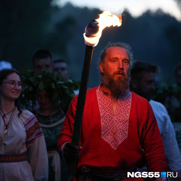 В сумерках факелы было видно издалека | Источник: Евгений Софийчук / NGS55.RU