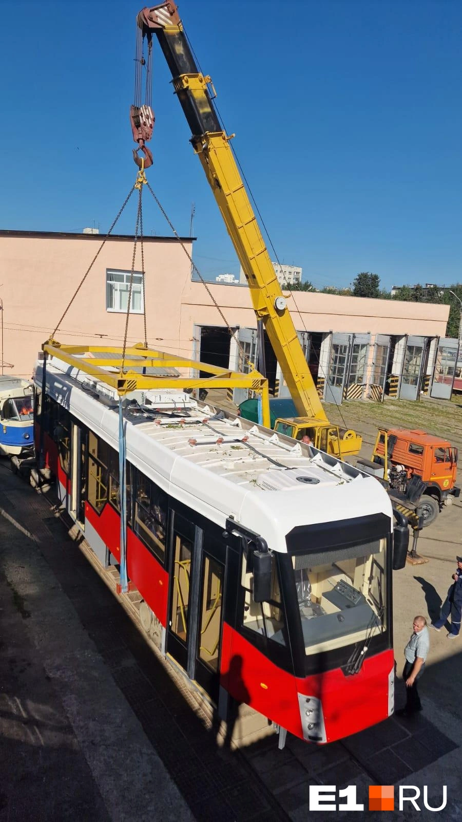 Установка нового кузова на тележки Tatra | Источник: читатель E1.RU