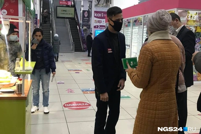 В «Квант» можно попасть только с центрального входа, здесь внимательно проверяют все документы | Источник: Татьяна Стриганова / NGS24.RU