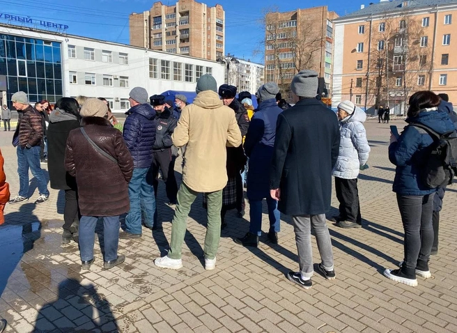 Около 40 рязанцев собрались на несанкционированную акцию на площади Победы | ya62.ru