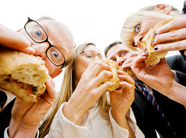 Ученые выяснили: человек ест больше в компании полных людей