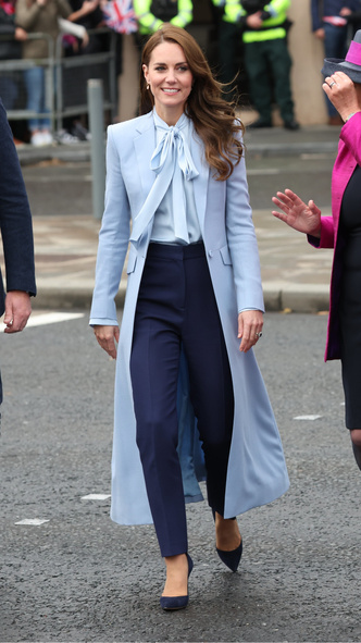 Кейт Миддлтон выглядит потрясающе в элегантной блузе и безупречном пальто
