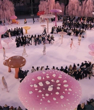 Грибы вокруг: показ Матье Блази для Chanel превратил Гран-Пале в страну чудес