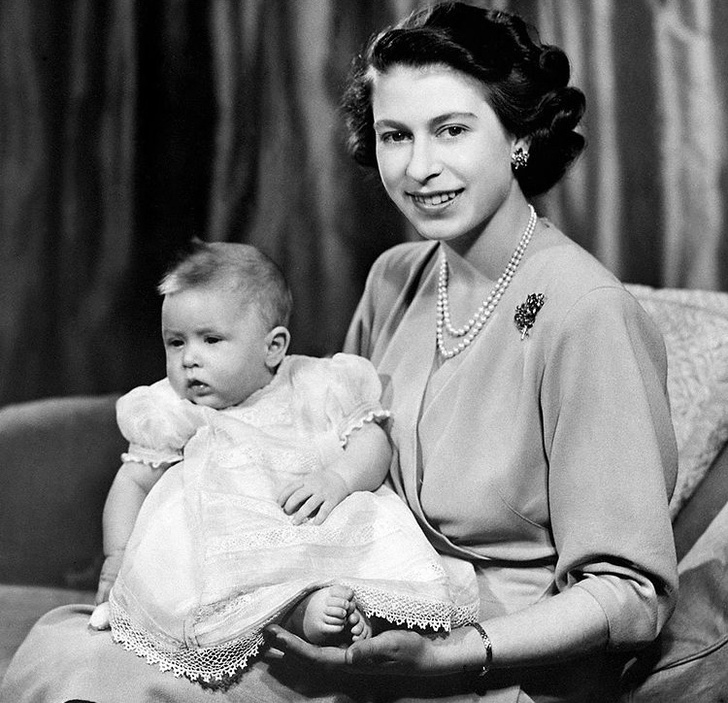 Редкое фото: молодая Королева Елизаветы с новорожденным сыном