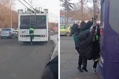 Omsk Teens Ride Clinging to Trolleybus, Police Say