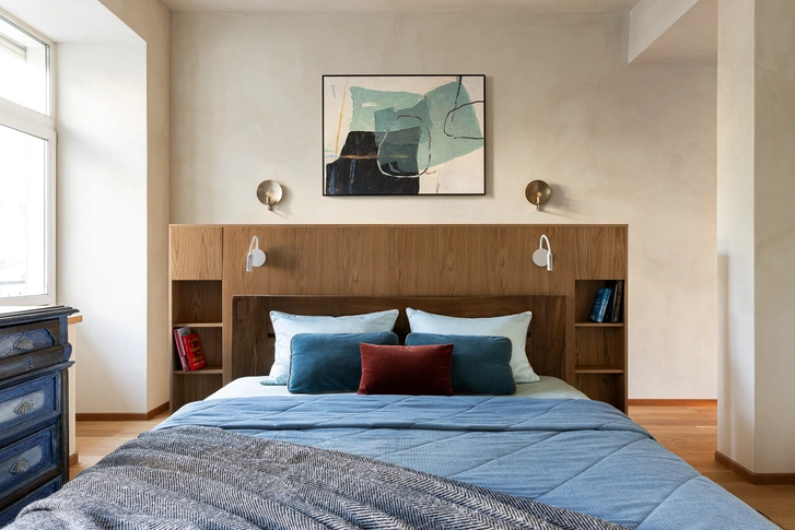 Мебельный щит сделан на заказ, Lavkа. Кровать, Teak House. Комод, винтаж. Текстиль, Ateliertati. | Источник: Софья Мирная. Стиль: Регина Александрова