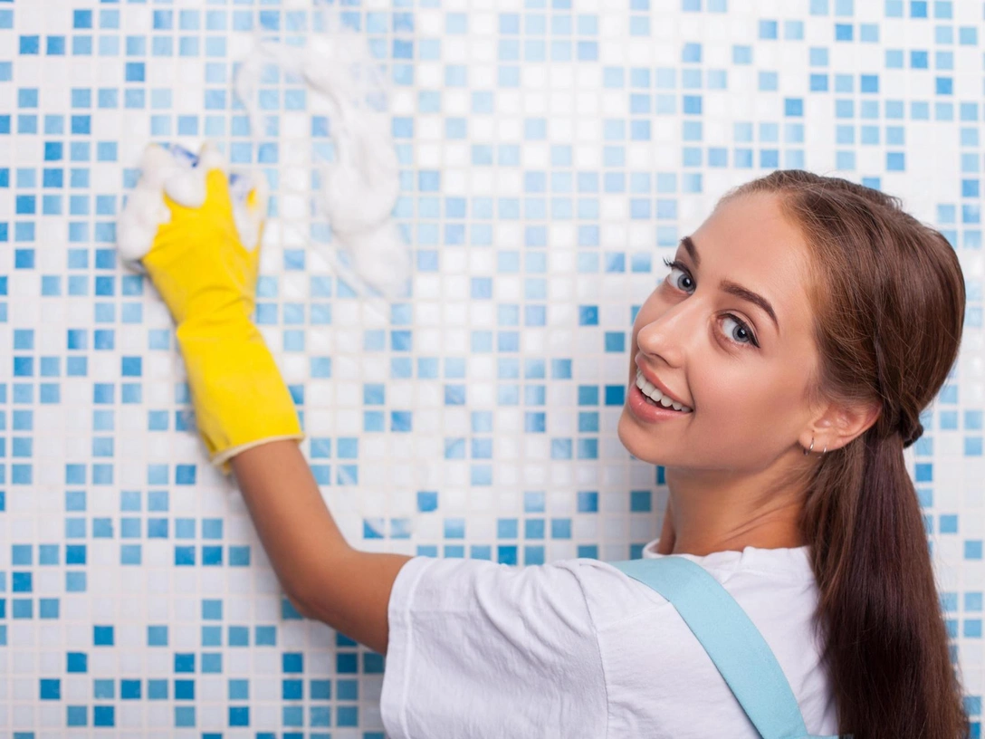 До блеска: секретный лайфхак очистки плитки, который покорил соцсети | marieclaire.ru
