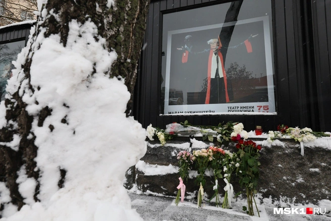 Мемориал организовали у Театра имени Пушкина | Источник: Артем Устюжанин / MSK1.RU