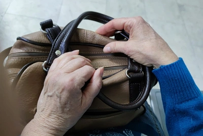 Сотрудница салона связи в Чите спасла пенсионерку от мошенников