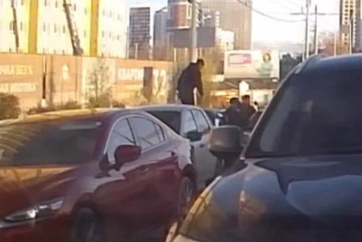 Трое напали на Chevrolet: водитель протаранил 6 машин и автобус