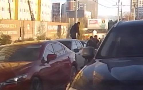 Заварушка в стиле GTA. Трое екатеринбуржцев атаковали иномарку на дороге: видео