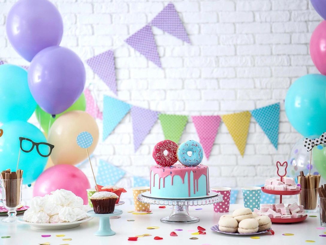 Как украсить стол на день рождения: идеи, которые оценят все гости | marieclaire.ru