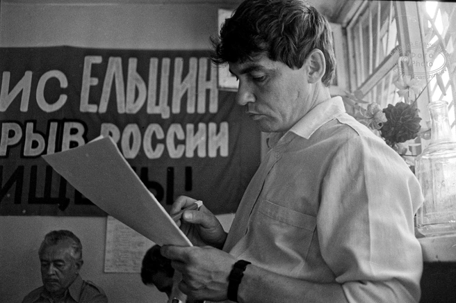 Виктор Курочкин во время заседания штаба сопротивления путчистам | Источник: Евгений Епанчинцев