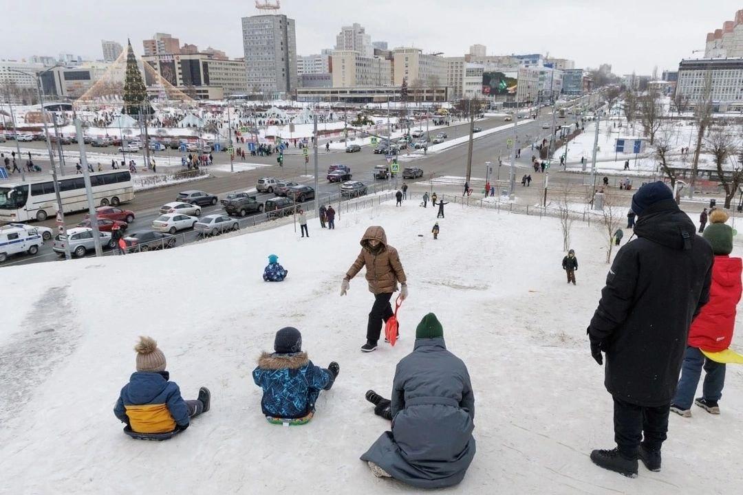 Пермяки устроили катания со Слудской горки прямо к проезжей части — мэр против и беспокоится