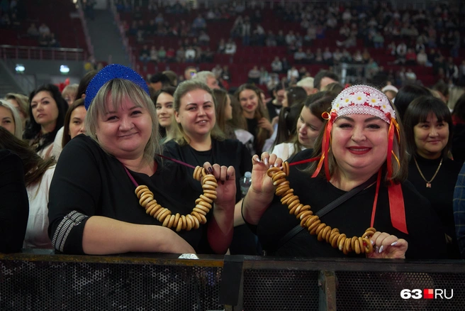 Наталья (справа) угостила нас сушками | Источник: Роман Данилкин / 63.RU