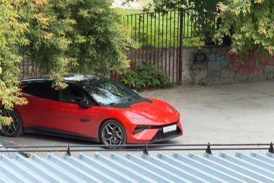 Lotus Emeya за 14 млн: яркий суперкар в центре Новосибирска
