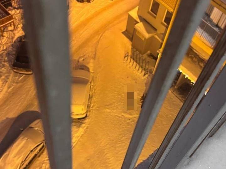 У многоэтажки в Кировском районе нашли тело 25-летней девушки 