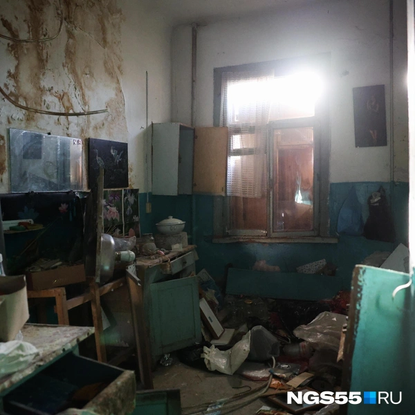 Когда-то в этой комнате кипела жизнь, как суп на газовой плите, но сейчас тяжело представить, что тут кто-то мог готовить еду | Источник: Евгений Софийчук / NGS55.RU