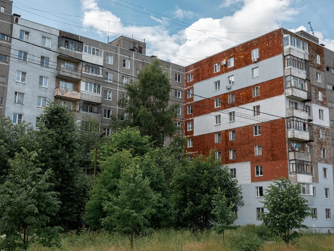 Дома на улице Строителей поднимаются среди густой зелени деревьев и кустарников | Источник: Александр Куренной / 76.RU