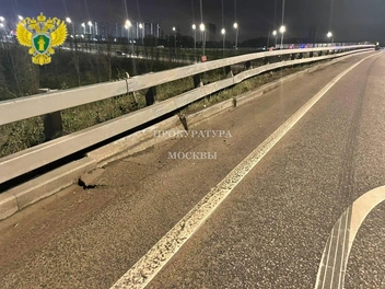 Автомобиль протаранил дорожное ограждение