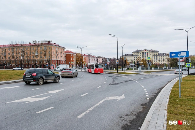Из правой полосы теперь можно только съехать на Екатерининскую, но многие продолжают ехать прямо | Источник: Тимофей Калмаков / 59.RU