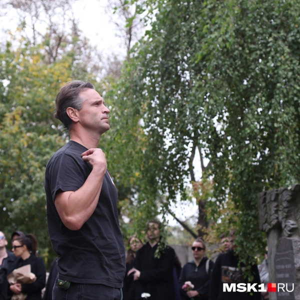 А Виктор Добронравов помолился за упокоение режиссера | Источник: Татьяна Спиридонова / MSK1.RU