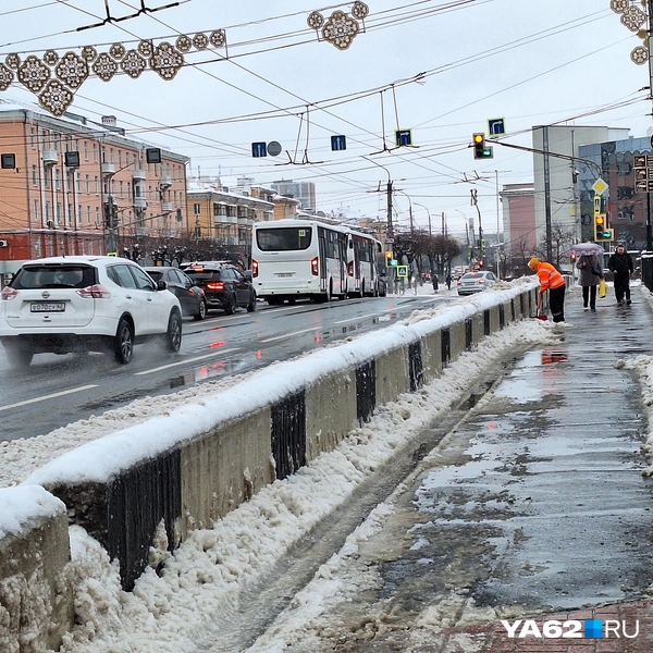 На Первомайском проспекте работает дворник | Источник: Мария Борзева / YA62.RU