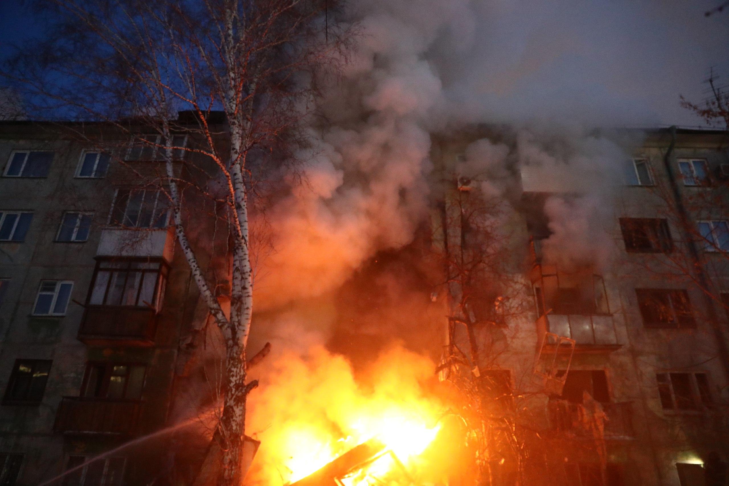 Из-за взрыва газа в Волгограде обрушился подъезд дома