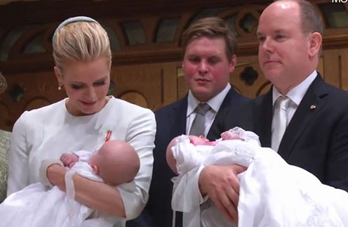 Князь Альбер II, княгиня Шарлен и их сын и дочь перед обрядом крещения