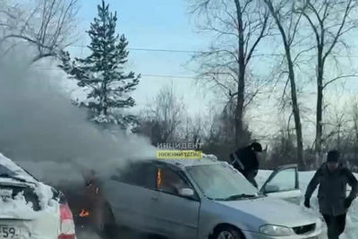 На Урале водитель вырвал дверь горящего авто для спасения