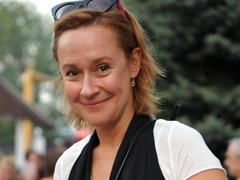 Евгения Дмитриева впервые рассказала, как влюбилась в студента младше нее на 19 лет, — он стал мужем