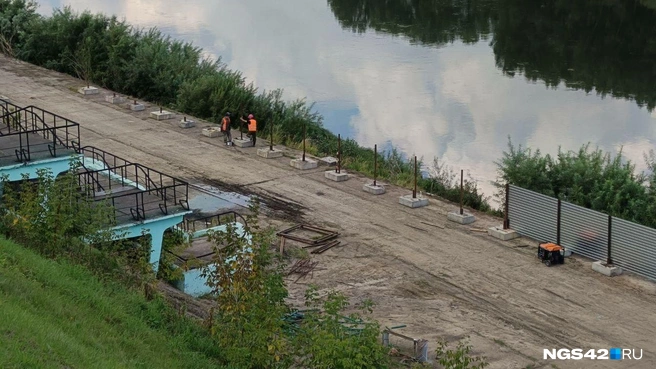 Вдоль воды начал появляться забор из профлиста | Источник: Елена Гуськова / NGS42.RU