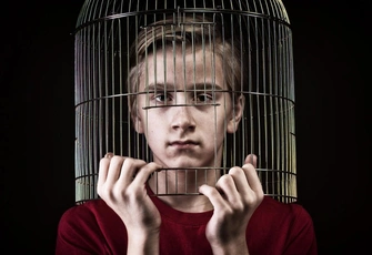 «Племянник в 15 лет ведет себя идеально, хорошо учится и разговаривает сам с собой вслух. Что с ним не так?»