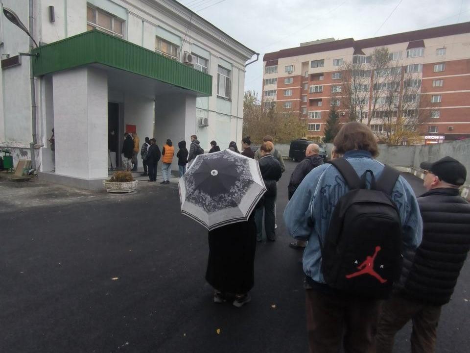 В Екатеринбурге выстроилась очередь к зданию военкомата