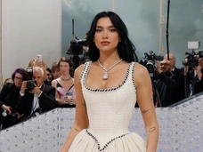 Перепутали Met Gala с загсом: Николь Кидман, Дуа Липа и Ирина Шейк в свадебных платьях на красной дорожке