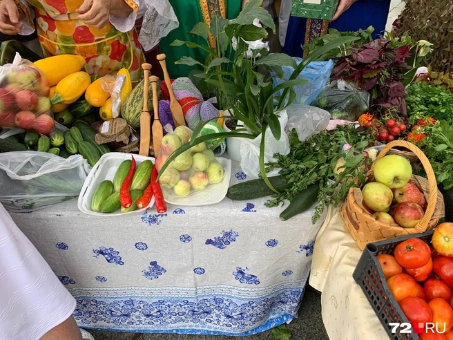 Тюменцы активно закупались помидорами, яблоками, кабачками, перцами и зеленью  | Источник: Радик Енчу / 72.RU