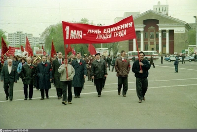 Красное знамя и самодельные машины: Первомай в Омске