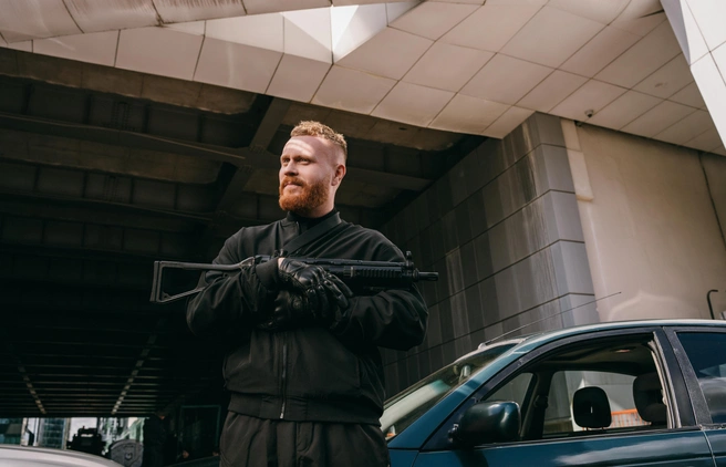 В новом проекте ТНТ «Тайный город» Евгению Чебаткову досталась роль наемника Лебедя | Источник: телеканал ТНТ