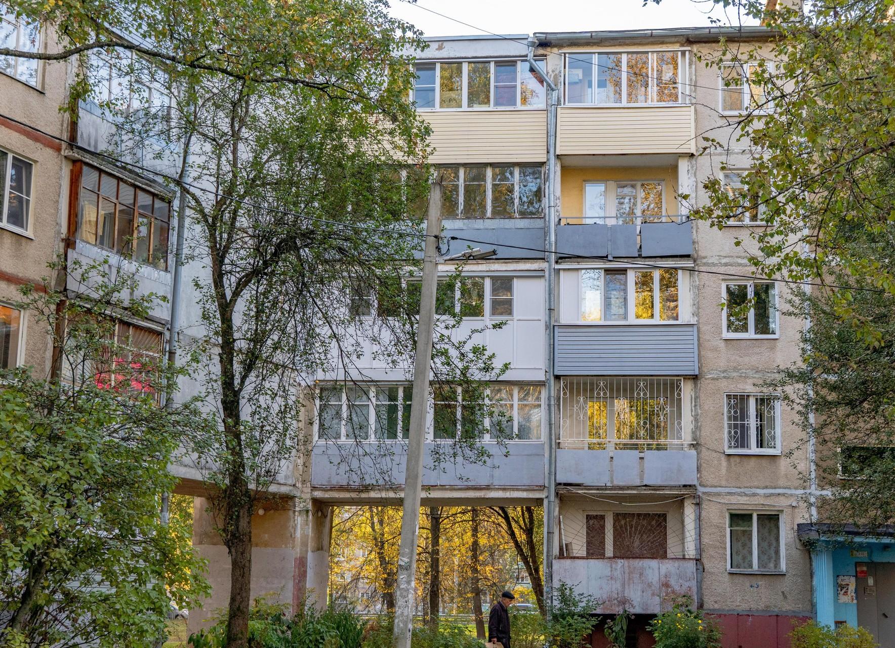 На кадре из фильма видно, что за домом ничего нет. Сейчас там сплошные многоэтажки | Источник: Кирилл Поверинов / 76.RU