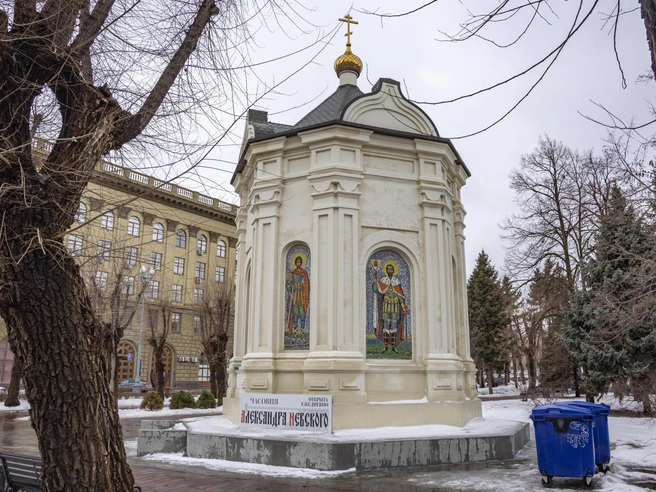 Часовня расположена на Аллее Героев, построенная на фундаменте разрушенного собора. | Источник: Константин Завриков / V1.RU