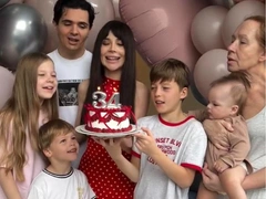 В мини-платье и босиком: больная раком Лерчек отпраздновала 34-летие дома