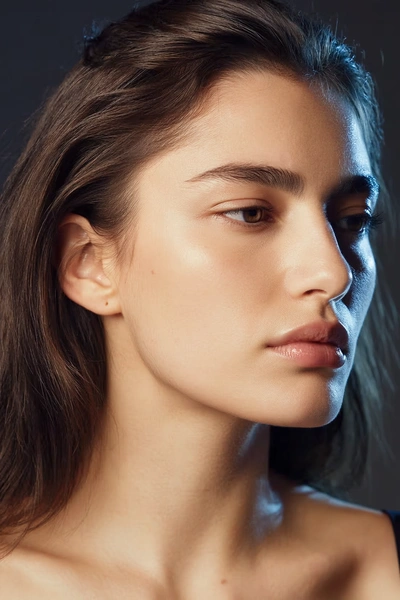 форма бровей, макияж бровей, как сделать форму бровей, правильная форма бровей, как выщипать брови, цвет бровей, между бровями, брови в домашних условиях | Источник: theDay/higgsfield 