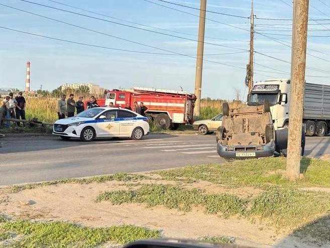 Водитель легкового автомобиля, пытаясь избежать аварии, опрокинулся. | Источник: vlg_crime / T.me