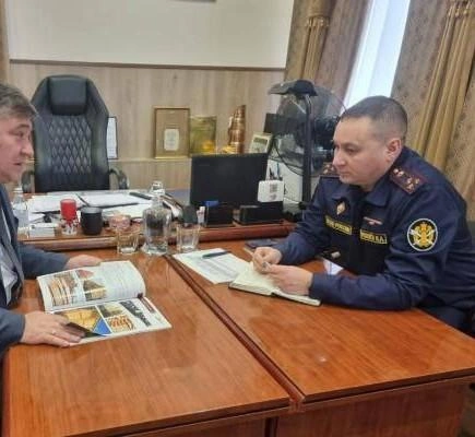 Игорь Рожнёв (справа) был заместителем начальником краевого ГУФСИН | Источник: ФСИН Новости / t.me