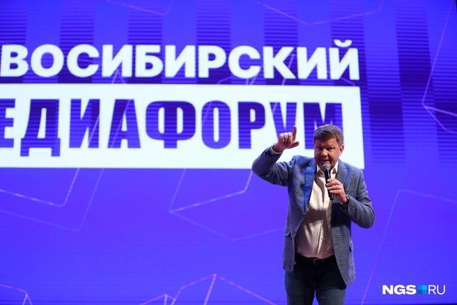 Заслуженный комментатор развеселил зал не хуже опытного стендапера | Источник: Александр Ощепков / NGS.ru